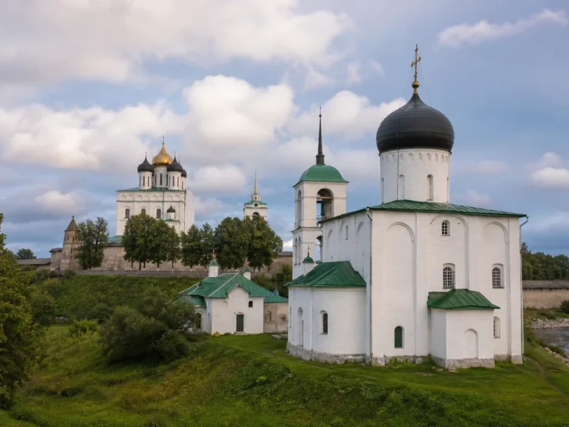 Белокаменный храм Псковской архитектурной школы у реки Великой