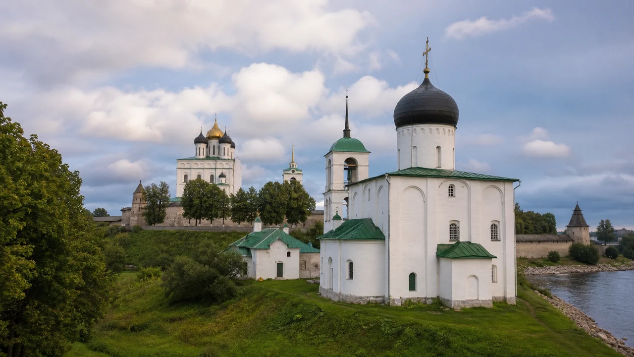 Белокаменный храм Псковской архитектурной школы у реки Великой
