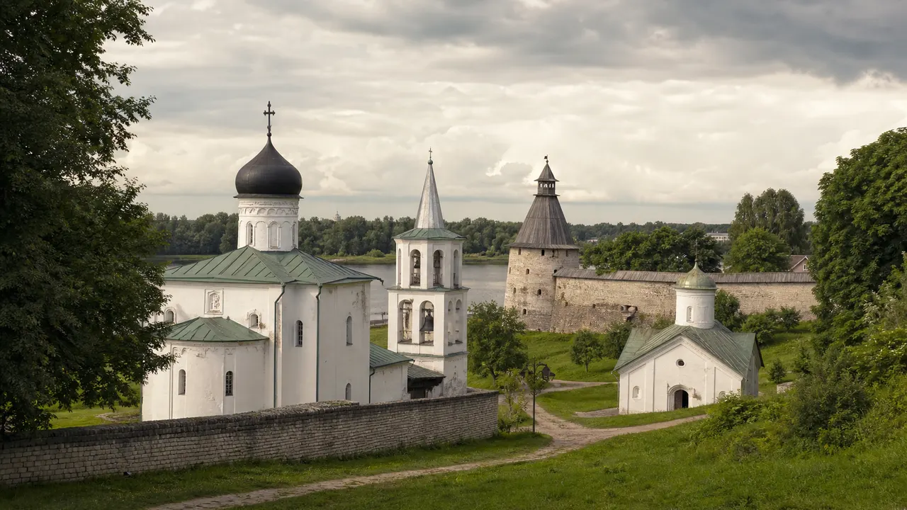 Белые каменные храмы и зелёный ландшафт Пскова