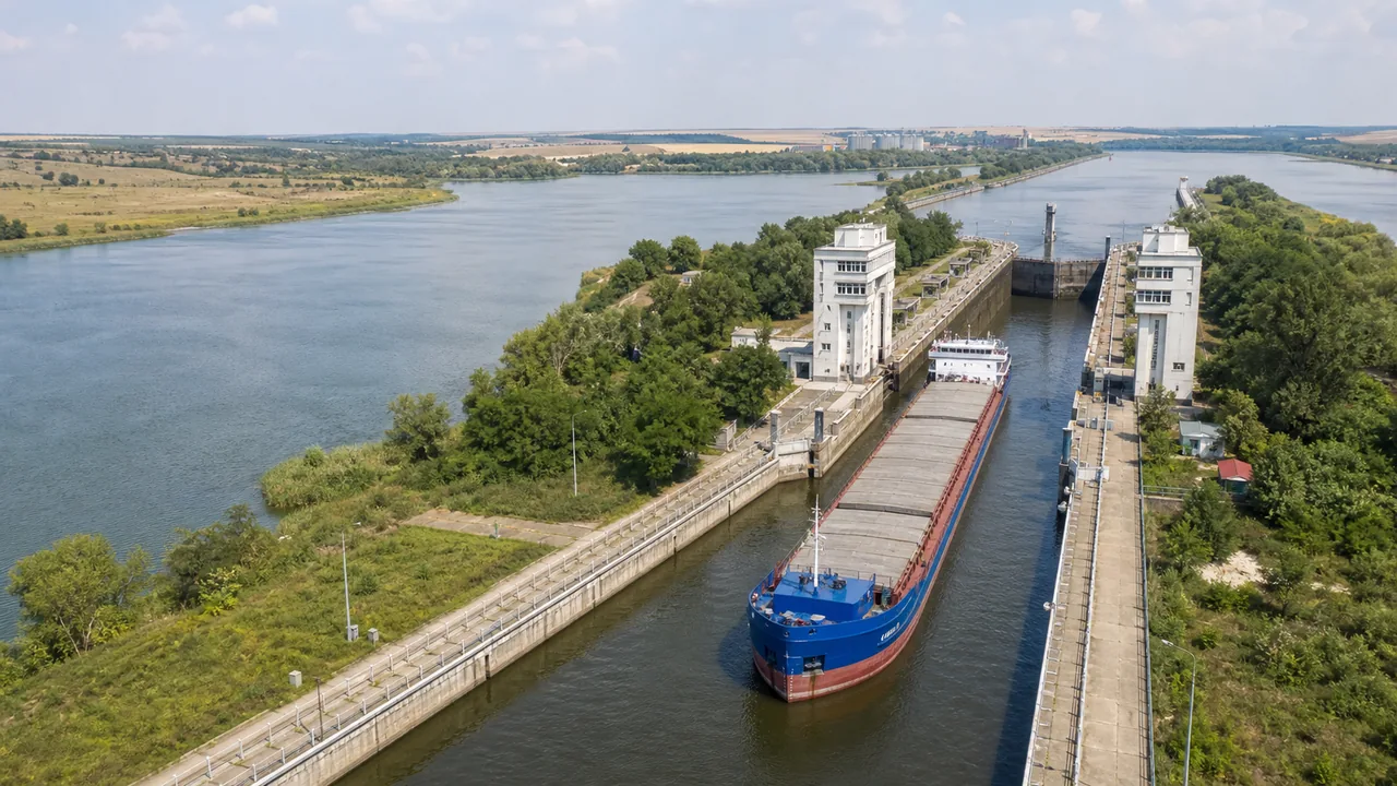 Судно проходит современный шлюз на Нижнем Дону