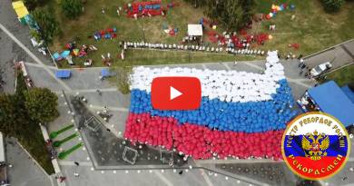 Самый большой флаг России из зонтов Самый большой флаг России из зонтов