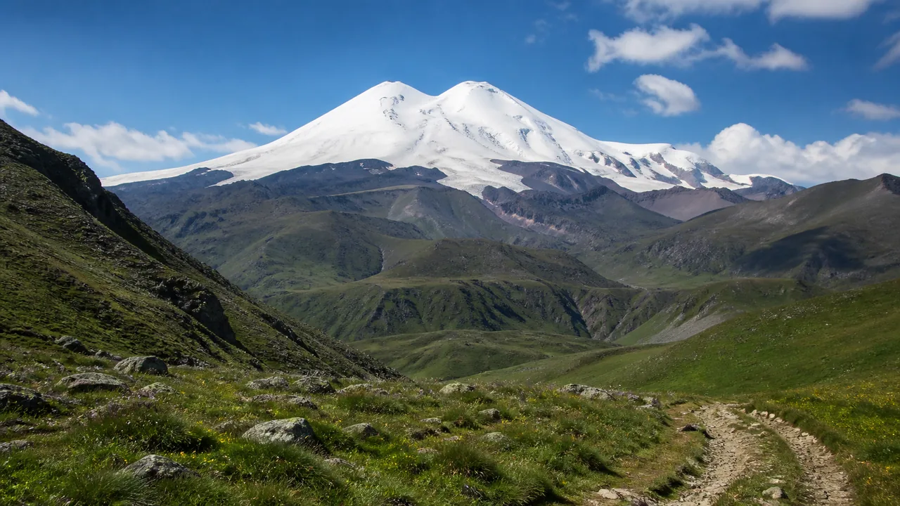 Двуглавый Эльбрус в Кавказских горах