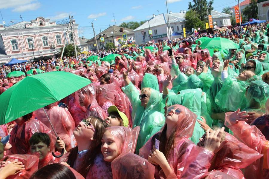 Самая большая фигура земляники составленная из людей